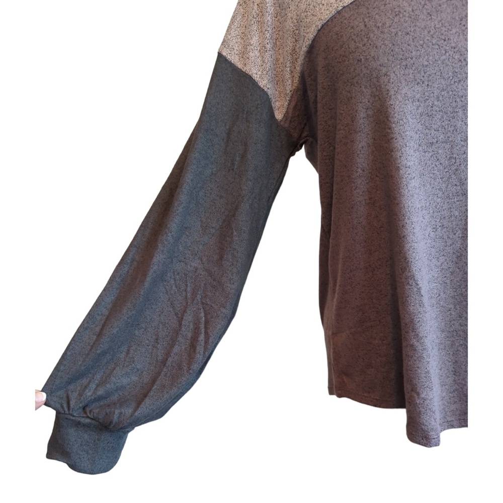 Cut Out Mixer Knit Tee Size small - Picture 2 of 3
